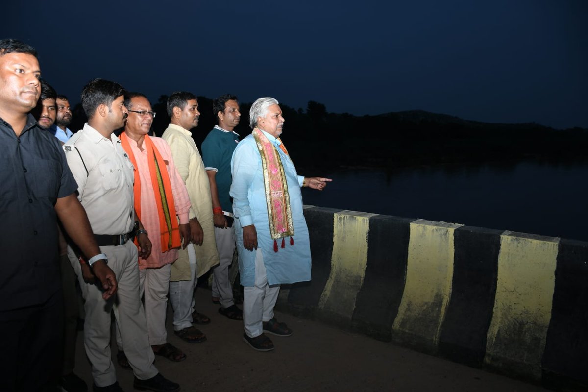DrPremKrBihar's tweet photo. आज बोधगया अंतर्गत वार्ड संख्या-5 स्थित माँ सरस्वती मंदिर में विधिवत पूजा-अर्चना कर माता रानी का आशीर्वाद प्राप्त किया। इसके पश्चात महाने नदी पर स्थित पुल का निरीक्षण कर क्षेत्र की आवश्यकताओं एवं व्यवस्थाओं का जायजा लिया।
#DrPremKumar #BodhGaya #Gaya #Bihar #Development https://t.co/0GQrfDZ9DE