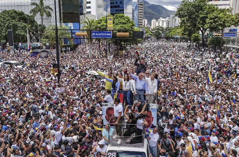 IdaniaMiller's tweet photo. @PPTIleniMedina Todavía tiene apoyo del pueblo, las imágenes aéreas usadas para afirmar que la convocatoria había sido un fracaso fueron grabadas cuatro horas antes y mostraban solamente una parte del área; pero esta imagen demuestra lo contrario. https://t.co/rT0D43yRkT