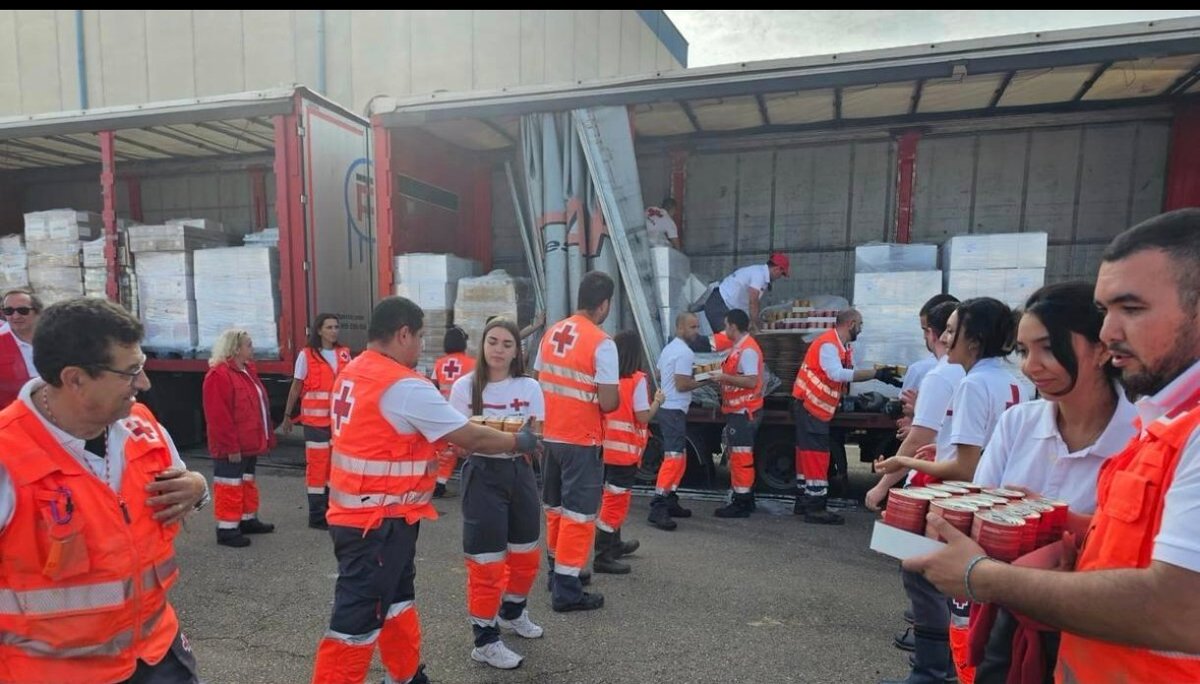 Firenz33's tweet photo. Fotos de la cruz roja en Valencia cuando la Dana camiones de comida incluidos para que se las paséis la próximo facha de mierda que diga que no fueron. https://t.co/Xrq0qFwOFG