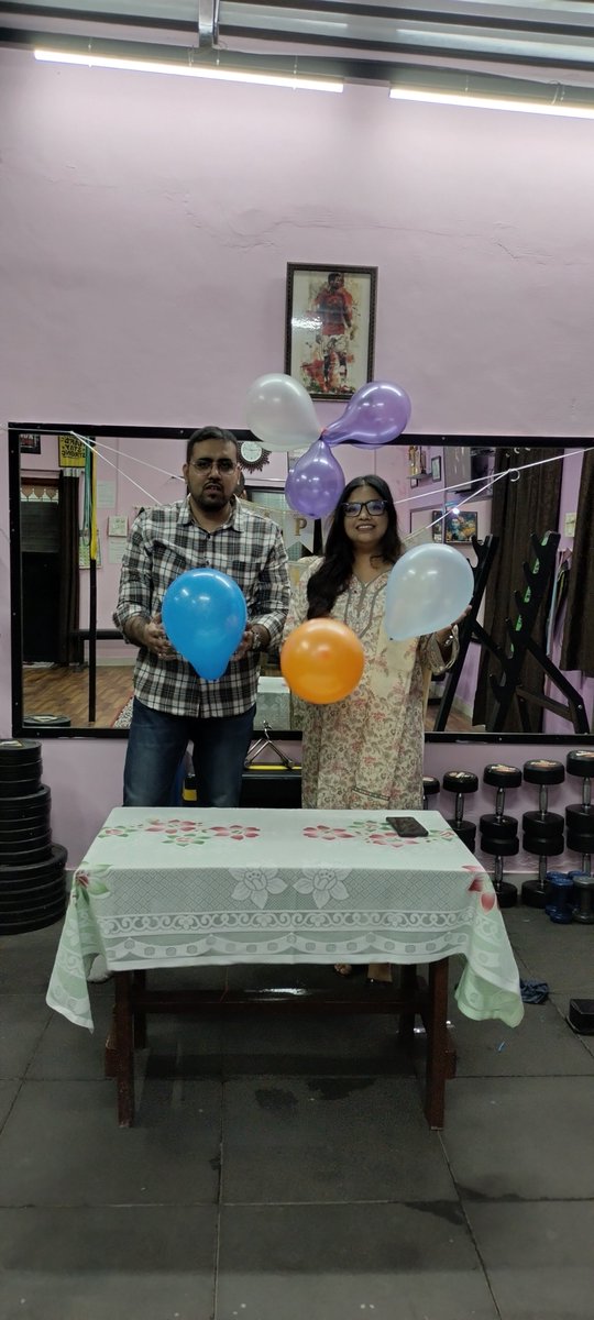 ebrahimpipermi1's tweet photo. Playing with the balloons enjoying ❤️❤️❤️😘😘🌹🌹
#FridayMovation
#throwback
#outfitoftheday
#beautifulgirl
#desigirl
#biryhdaybash
#mylove
#enjoying
#couplegoals
#punzfam
#loveyouall https://t.co/sc7lHHm70E
