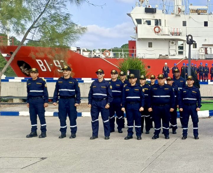 armada_ecuador's tweet photo. BAE “ORIÓN” INICIA CRUCERO CIENTÍFICO PARA MONITOREAR LAS CONDICIONES DEL OCÉANO Y EL FENÓMENO EL NIÑO 🌊⚓

#Guayaquil | Las Fuerzas Armadas, a través de la Armada del Ecuador, por medio del Instituto Oceanográfico y Antártico de la Armada (INOCAR), iniciaron el XXIX Crucero Regional Conjunto de Investigación Oceanográfica en el Pacífico Sudeste 2026, con el zarpe del BAE “Orión” desde la Base Naval Sur.

Esta campaña científica tiene como objetivo monitorear las condiciones océano-atmosféricas y realizar el seguimiento de los principales parámetros asociados al Fenómeno El Niño, generando información esencial para la vigilancia y comprensión del comportamiento del océano.

Durante aproximadamente mes y medio de navegación, el BAE “Orión” realizará 59 estaciones oceanográficas frente a la costa continental y en la región insular, donde se recopilarán datos de temperatura, salinidad, corrientes marinas, condiciones meteorológicas y variables relacionadas con los ecosistemas oceánicos.

La información obtenida fortalecerá el trabajo técnico-científico del Comité Nacional ERFEN, contribuyendo al análisis de las condiciones océano-atmosféricas y a la generación de información oportuna para apoyar la toma de decisiones ante posibles variaciones.

Con esta misión, la Armada del Ecuador reafirma su compromiso con la investigación científica marina, la generación de conocimiento y el monitoreo permanente de nuestros espacios marítimos, en beneficio de la seguridad, la conservación de los recursos marinos y la preparación del país frente a eventos océano-atmosféricos.

#YoSoyNaval
#SiempreARumbo
@DefensaEc 
@FFAAECUADOR 
@inocarec