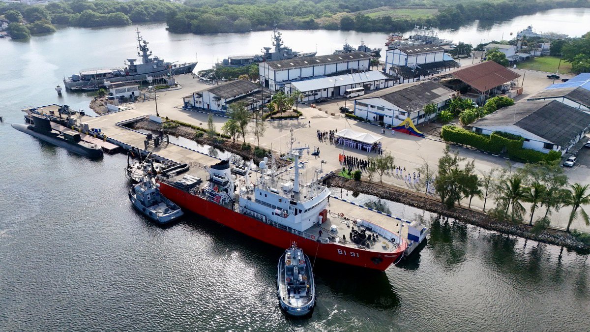 armada_ecuador's tweet photo. BAE “ORIÓN” INICIA CRUCERO CIENTÍFICO PARA MONITOREAR LAS CONDICIONES DEL OCÉANO Y EL FENÓMENO EL NIÑO 🌊⚓

#Guayaquil | Las Fuerzas Armadas, a través de la Armada del Ecuador, por medio del Instituto Oceanográfico y Antártico de la Armada (INOCAR), iniciaron el XXIX Crucero Regional Conjunto de Investigación Oceanográfica en el Pacífico Sudeste 2026, con el zarpe del BAE “Orión” desde la Base Naval Sur.

Esta campaña científica tiene como objetivo monitorear las condiciones océano-atmosféricas y realizar el seguimiento de los principales parámetros asociados al Fenómeno El Niño, generando información esencial para la vigilancia y comprensión del comportamiento del océano.

Durante aproximadamente mes y medio de navegación, el BAE “Orión” realizará 59 estaciones oceanográficas frente a la costa continental y en la región insular, donde se recopilarán datos de temperatura, salinidad, corrientes marinas, condiciones meteorológicas y variables relacionadas con los ecosistemas oceánicos.

La información obtenida fortalecerá el trabajo técnico-científico del Comité Nacional ERFEN, contribuyendo al análisis de las condiciones océano-atmosféricas y a la generación de información oportuna para apoyar la toma de decisiones ante posibles variaciones.

Con esta misión, la Armada del Ecuador reafirma su compromiso con la investigación científica marina, la generación de conocimiento y el monitoreo permanente de nuestros espacios marítimos, en beneficio de la seguridad, la conservación de los recursos marinos y la preparación del país frente a eventos océano-atmosféricos.

#YoSoyNaval
#SiempreARumbo
@DefensaEc 
@FFAAECUADOR 
@inocarec