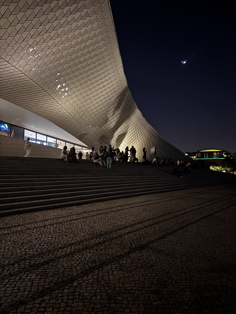 satoyuu33's tweet photo. AL_A設計のMAAT galleryへ。有機的で複雑な形状だけども内外装ともにすごく綺麗な建築だった。登れる屋根はペデストリアンデッキと接続されていて展望だけではなく日常的に使われているところも素晴らしい。 https://t.co/K2C30oKYbX