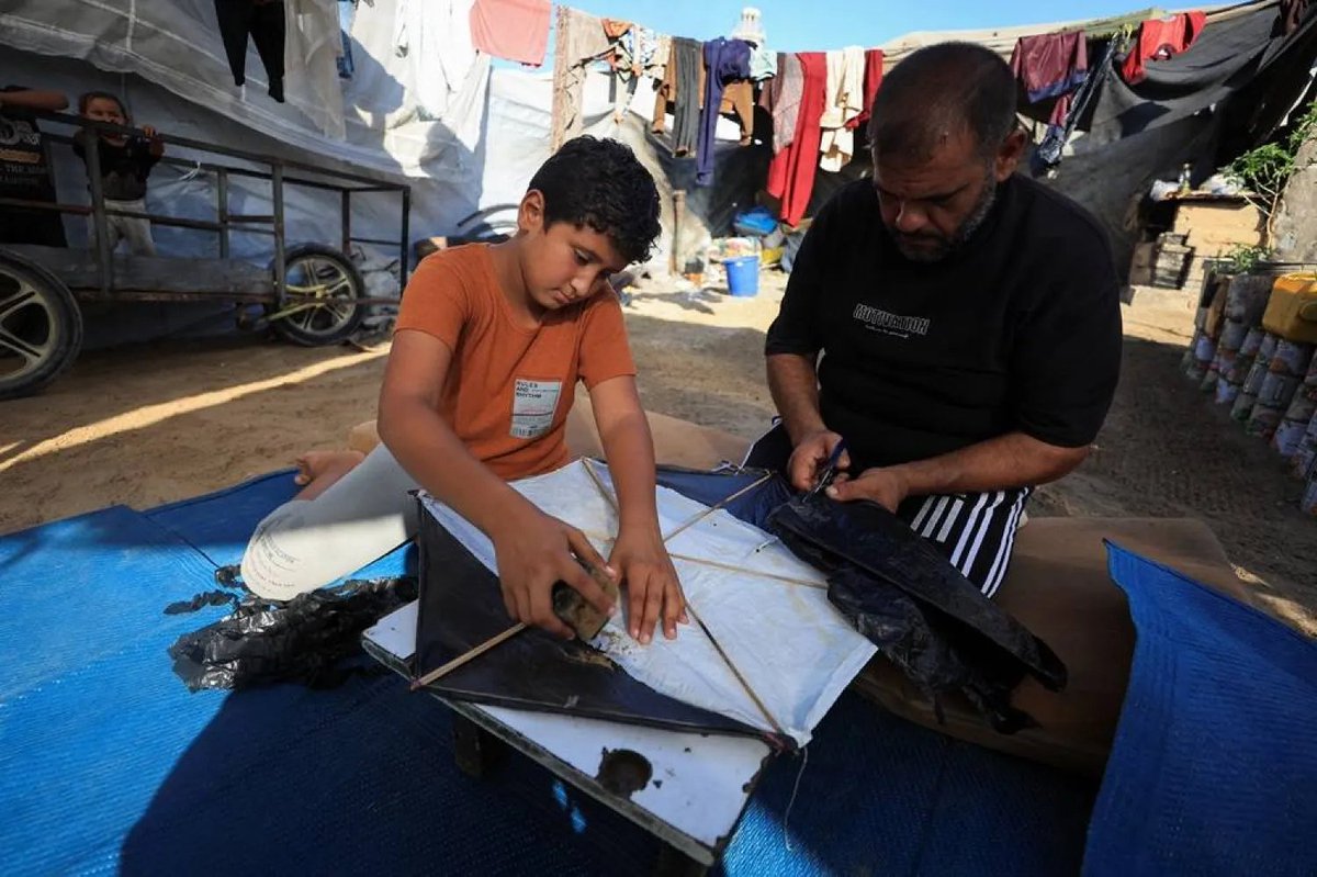 GulfTimes_QATAR's tweet photo. #Gaza community groups have urged parents to stop #children from flying #kites near the border.
The warning followed Israeli threats of a military response if kites or balloons cross into Israeli territory.
Source: Reuters https://t.co/dsqvkx0Dyc
