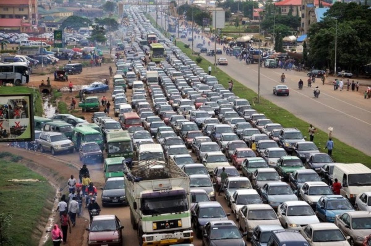 Gathee_001's tweet photo. One way to deal with traffic jam in Nairobi is getting the prvte cars off the streets and ofcourse matatus off town, i.e premium mass transit is the sol. What if we also incorporated this idea of mine of getting escalator like equipment on streets, 24/7 steady moving stuffs🤣🤣 https://t.co/I2JcDnLvUK