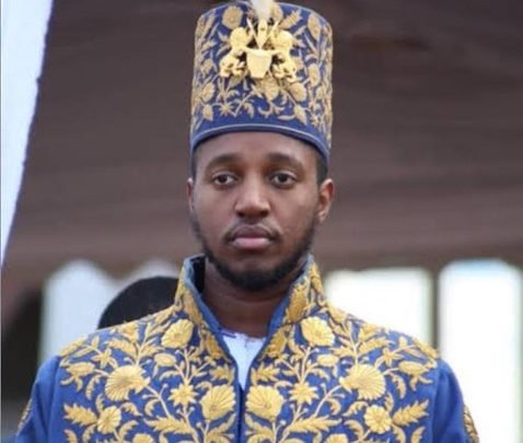reporterenato's tweet photo. Morre o rei de Uganda, Oyo Nyimba, aos 34 anos. O homem se tornou o monarca mais jovem do mundo em 1995, ao assumir o trono aos 3 anos de idade, após a morte do pai. A Uganda é uma República, mas mantém vários reinados que continuam a exercer suas funções. O governo de Uganda lamentou a perda. O filho de Oyo, que ainda é adolescente, assumirá o cargo.
