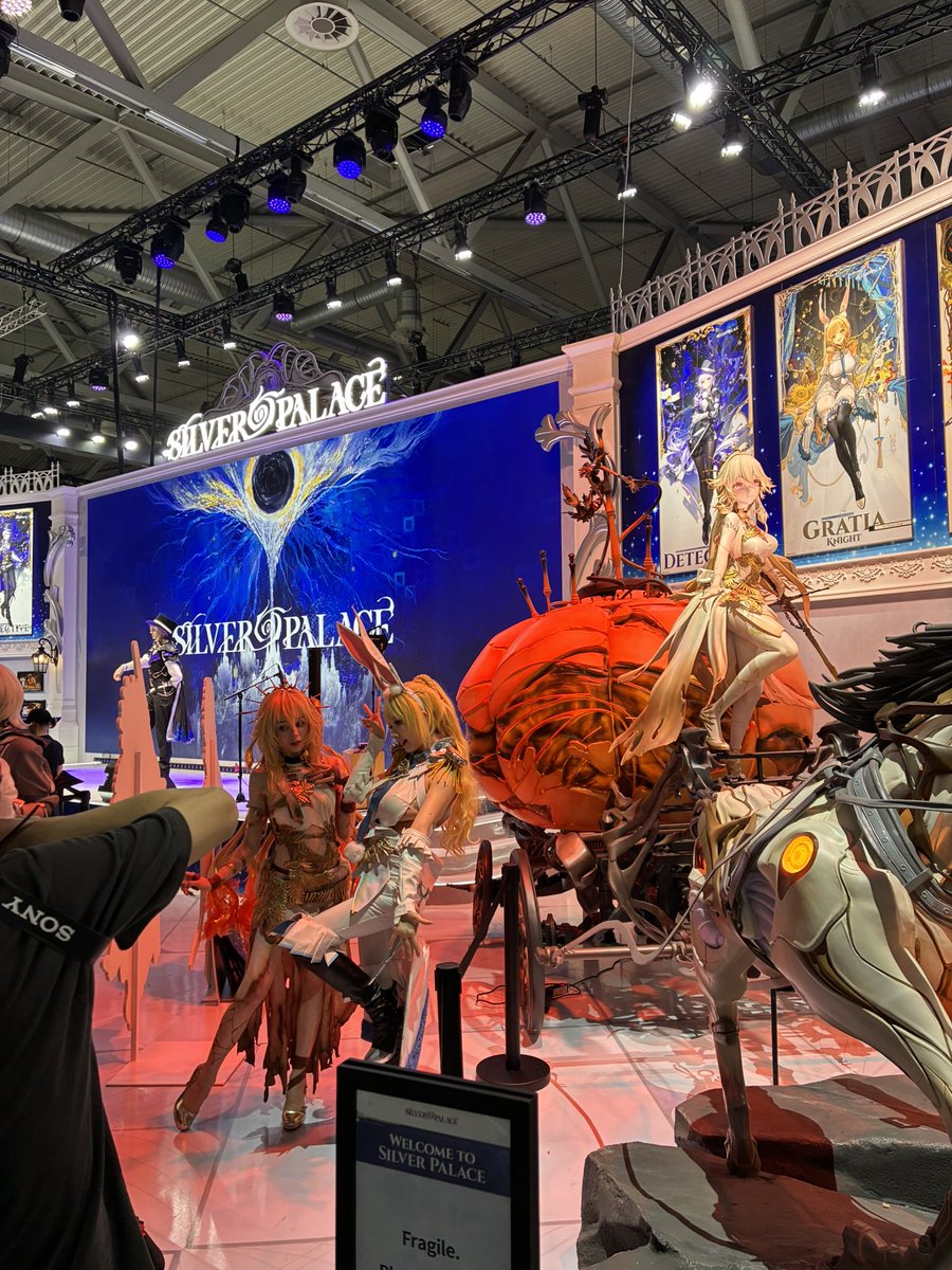 valdlawd's tweet photo. Crazy awesome sculpture #Silverpalace #gamescom2026 https://t.co/cWlUX2D4UB