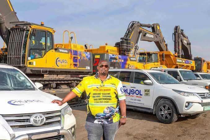 Aaron_JamesZA's tweet photo. BAFOWETHU WAIT… I might be doing this maths wrong 😭😂

MySol Holdings started in 2018 producing around 50,000 tonnes of chrome ore a month. Today, MySol says its capacity can reach 450,000 tonnes a MONTH. 👀 So Mzansi, help me with this:

450,000 tonnes × R2,400 = R1.08 BILLION

That’s over R1 BILLION worth of chrome ore in ONE MONTH. × 12 = R12.96 BILLION a year. 🤯

Surely I’m missing something here? 😭

He is really killing it. This is the estimated value of the ore, not MySol’s profit.