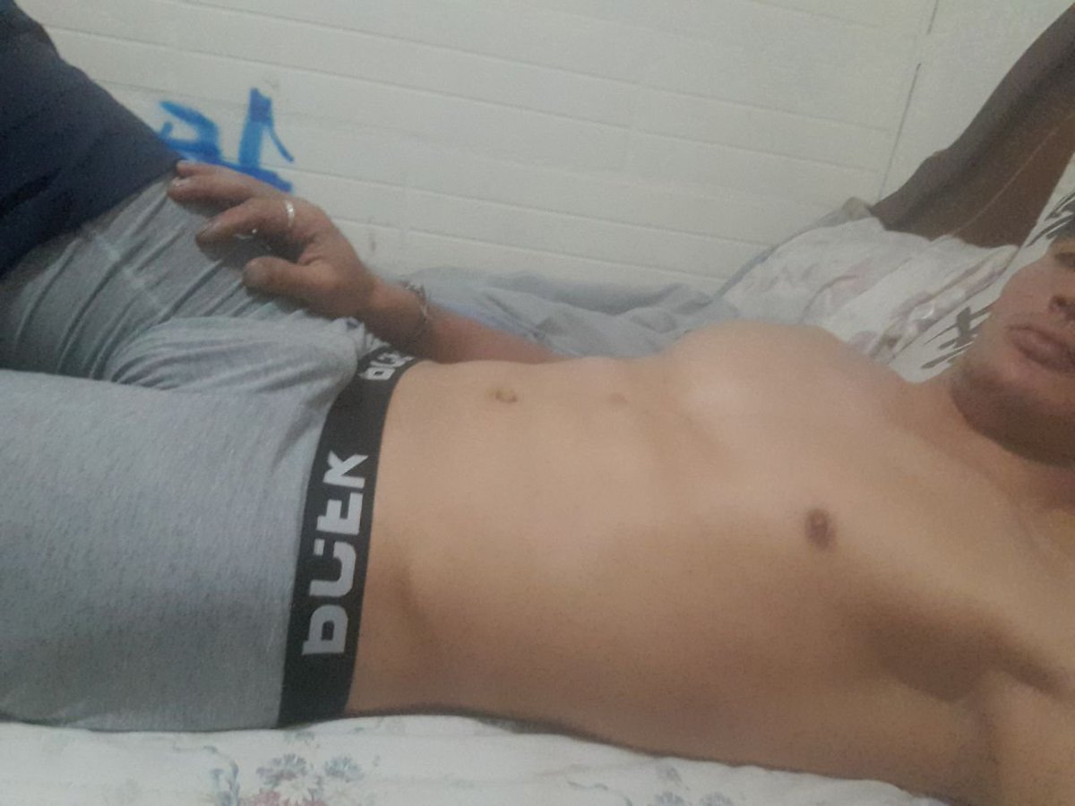 eatebanrico's tweet photo. Si quieres sexo te cobro 100 mil pesos y te garantizo que vuelves a pedir mis servicios.

Ten en cuenta que soy HETERO 100% ACTIVO

Te trato según tú gusto, puedo ser tierno o muy dominante 

Si solo quieres mamar hasta sacarme la leche te cobro solo la mitad 😈 https://t.co/qcOokyhQIW