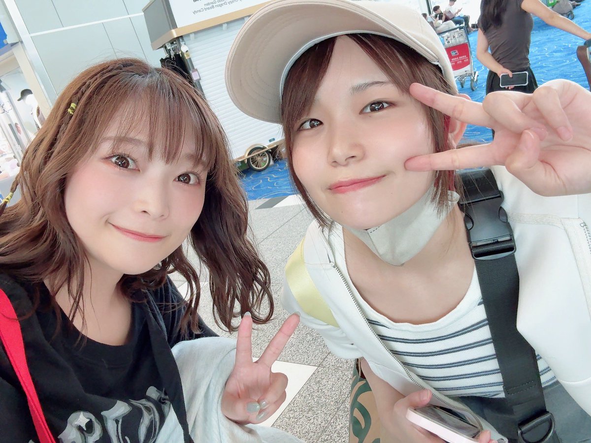 koyamamomoyo's tweet photo. 偶然同じ日に、香港で
ファンミを開催していた私達❣️

日本に帰る帰りの飛行機が
同じだったのー！奇跡✧(  ⁰̷̴͈࿁ ⁰̷̴͈ )

癒しのみかんちゃん🍊🫶🏻 https://t.co/3fyHwz4C2u
