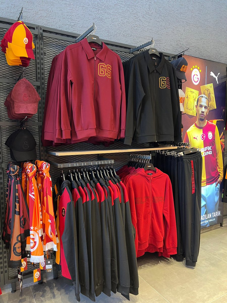 GSStore's tweet photo. Bir yeni konum: GSStore şimdi TEM Otoyolu’nda! 🚗💛❤️

Yeni mağazamızda Galatasaray ruhunu yaşamaya, sarı-kırmızı dünyayı keşfetmeye tüm taraftarlarımızı bekliyoruz! 🦁

📍 Mevlana Mahallesi, 881. Sokak No:13, Gaziosmanpaşa/İstanbul
TEM Cadde https://t.co/qKdfaPgGkv