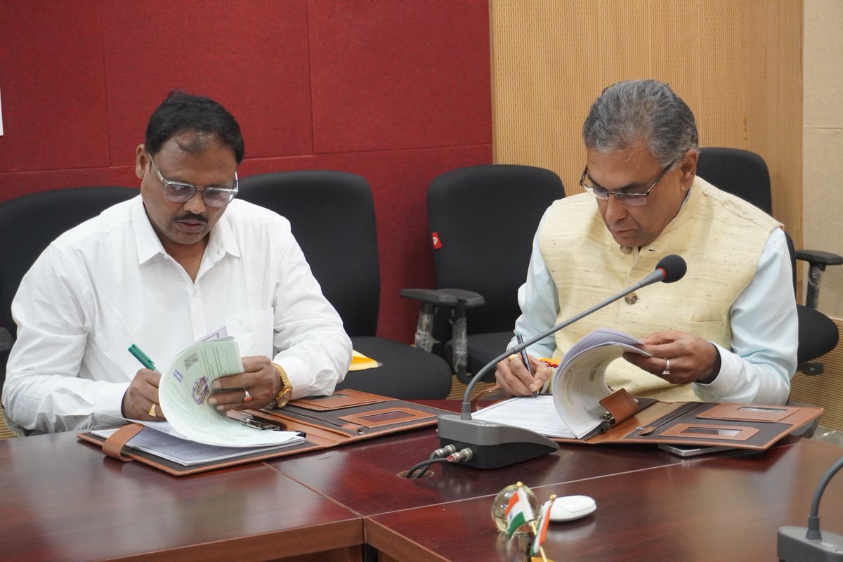 CIMFR_CSIR's tweet photo. On 28.08.2026 CSIR–Central Institute of Mining and Fuel Research &amp; the Directorate General of Mines Safety  signed Memorandum of Understanding (MoU) to strengthen collaboration in  “Sharing/exchange of Knowledge, Expertise and Research and Development (R&amp;D) activities/projects". https://t.co/d9DFMjeujc