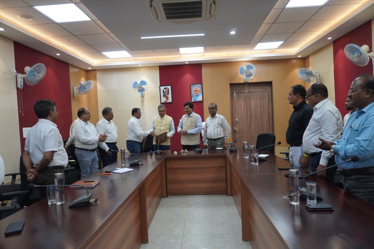 CIMFR_CSIR's tweet photo. On 28.08.2026 CSIR–Central Institute of Mining and Fuel Research &amp; the Directorate General of Mines Safety  signed Memorandum of Understanding (MoU) to strengthen collaboration in  “Sharing/exchange of Knowledge, Expertise and Research and Development (R&amp;D) activities/projects". https://t.co/d9DFMjeujc