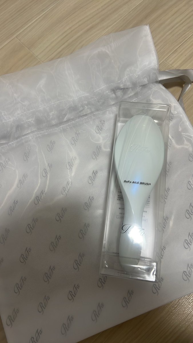 diet_0930's tweet photo. お誕生日プレゼントに頂いたリファのブラシ🎁
これで髪の毛梳かすの楽しみ~^^

#リファギフト https://t.co/MmlDhs8f2i