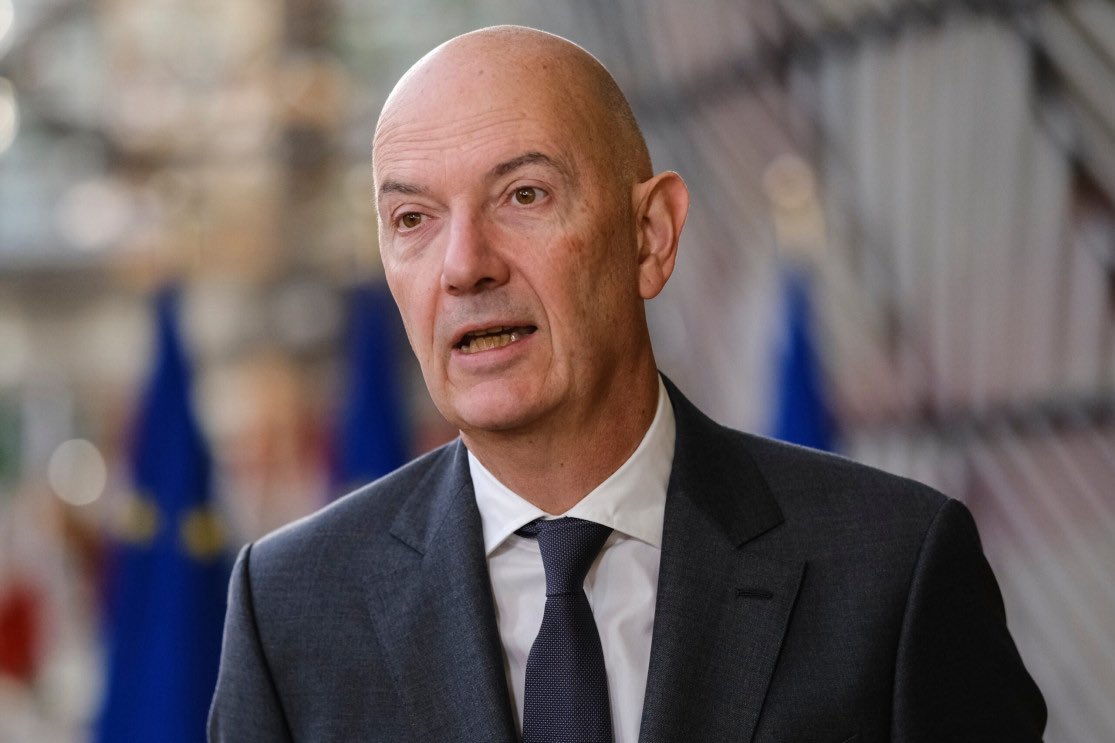 Guigz75116's tweet photo. Incroyable. Selon Roland Lescure, si la croissance dévisse, c’est parce que l’été a été « difficile ». On y est. Plus besoin de politique économique : il suffit d’accuser juillet et août, et la canicule fera le reste. 

Pas les neuf années de budgets bidouillés, de prévisions gonflées à l’hélium et de déficits présentés comme provisoires jusqu’à ce qu’ils deviennent permanents. Non. L’été. 
Cette période cruelle où les Français osent partir en vacances pendant que Bercy découvre avec stupeur, que les comptes ne tiennent pas.

C’est la grande tradition Macroniste : jamais responsables, toujours victimes du calendrier. Bruno Le Maire nous avait déjà vendu des croissances magiques et des trajectoires « crédibles » qui s’évaporaient à la première contre-expertise. 
Vous reprenez le flambeau avec le même talent : quand ça cloche, ce n’est pas le mensonge budgétaire, c’est la météo, le contexte, le moment, la saison.

Neuf ans à pondre des budgets plus catastrophiques les uns que les autres, et maintenant le ministre sort l’excuse plage-et-canicule. Pathétique.

Ce n’est pas l’été qui a été difficile. 

C’est votre roman-photo économique qui a fini par se prendre les pieds dans les chiffres.

On appelle cela le mur de la réalité économique. 

Vous êtes tout simplement des incompétents notoire.
