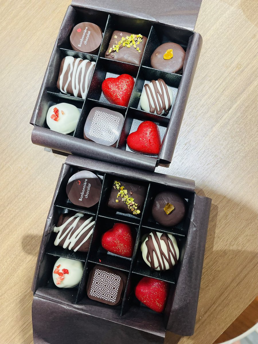 nakayan_yasu's tweet photo. いよいよ明後日です！
ご機嫌ライブであり、Sweets Liveでもあるので、ショコラパウンド作りました😁
盛り方に差があるのはご愛嬌ということでw
チョコも一緒に食べて欲しい！！
ご参加の皆様、お気をつけてお越しください✨

OPEN 12:30
START 13:00

カラオケ喫茶あらびか in 新小岩 https://t.co/g3JmnJys9G