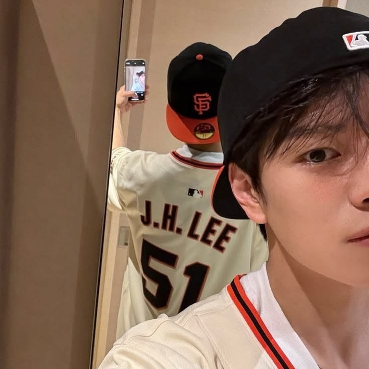 lym1dklover's tweet photo. all my biases from all my ults 
 :. ִ ֗ ⎯୧ 🌸🌸

✩ Seventeen ; DK
✩ Lngshot ; Ohyul
✩ StrayKids ; Seungmin
✩ Aespa ; Giselle
✩ Hearts 2 Hearts ; Ian
✩ Meovv : Ella

୨୧ https://t.co/KyOQCNhfcV