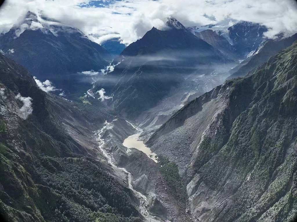 CocoStudio4's tweet photo. Le coût de la fonte des glaciers !
L’effondrement glaciaire à l’origine de la catastrophe du poste frontalier de #Gyirong est lié au réchauffement climatique.
La fonte des glaces himalayennes déstabilise les montagnes et favorise ces glissements meurtriers. https://t.co/iyoPJ0QyLV