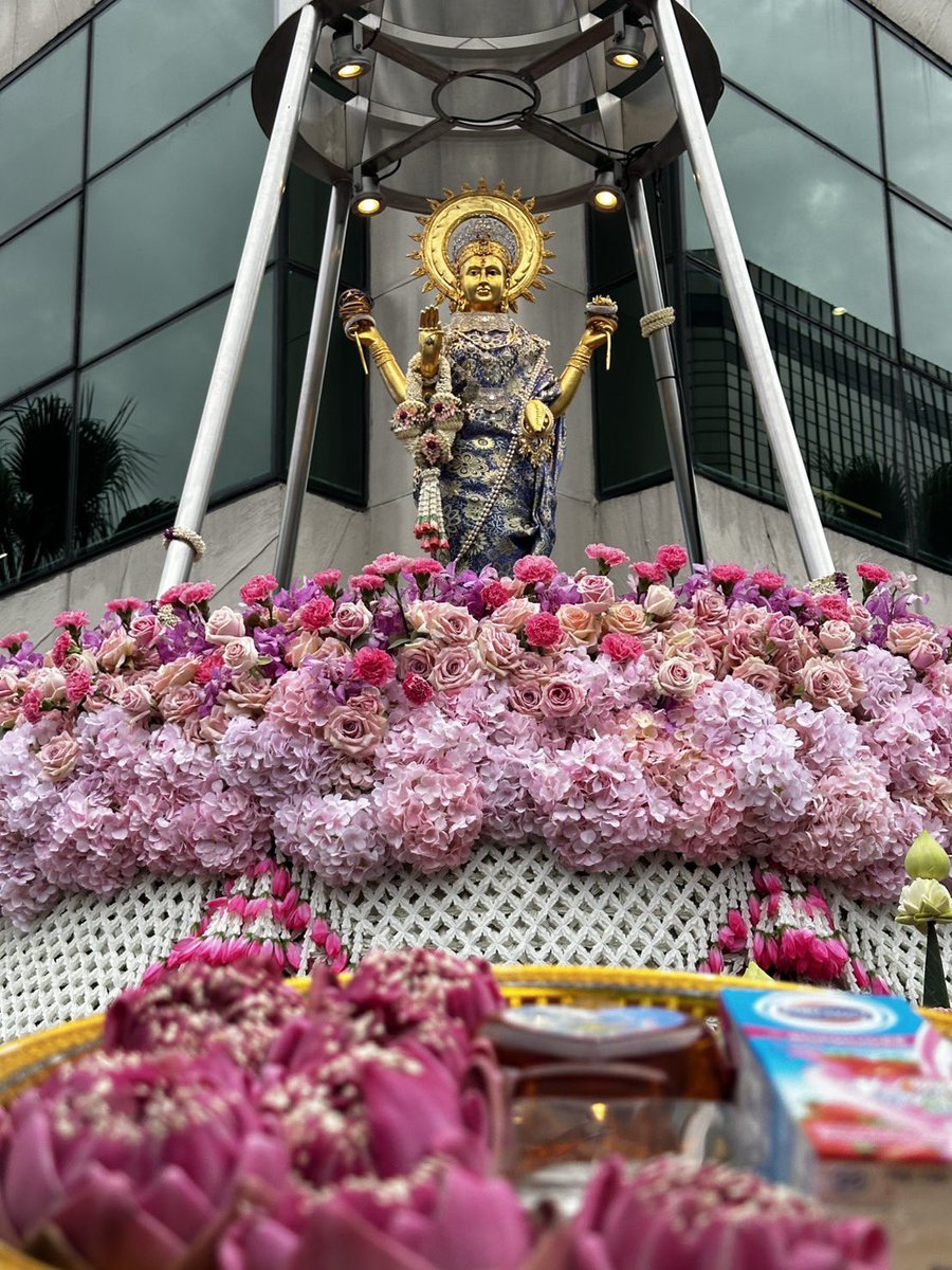 desirposter1565's tweet photo. ✅วันนี้ถวายชุดบูชาพระแม่ลักษมี
ณ ตึกเกษร ในวันวาร่าลักษมี วรัทตัม 28 ส.ค. เรียบร้อยแล้วค่ะ

วันนี้คนเยอะม้ากกกก ล้นไปอีกตึกนึง รอคิวลิฟท์ตั้งแต่ชั้นสอง แต่ก็สู้มาก ต้องขึ้นไปไหว้วันนี้ให้ได้🤣 ขอบพระคุณลูกค้าทุกท่านมากๆนะคะ 

#ฝากถวายbyDesirposter https://t.co/jTxUGzBiGq