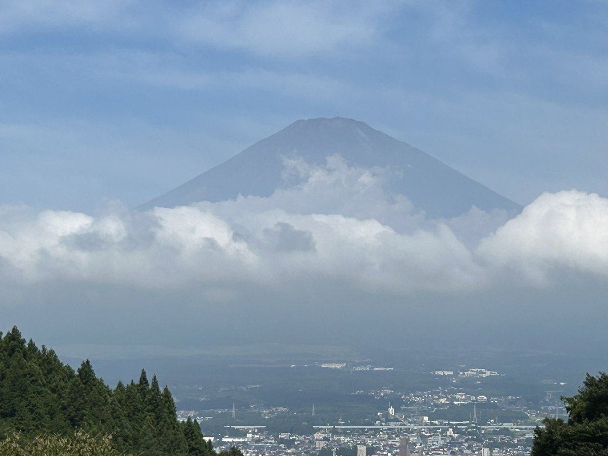 dancingnatch's tweet photo. オートキャンプ！

富士山もキャンプ場も雲の中で今回は富士山が見られないかと思ったら、夕焼けとともにちょっとだけ頭を出してくれました。

日が暮れてからは、山小屋の灯りもハッキリと。

翌朝は富士山がもっとしっかり出て来てくれてよかった！

久しぶりに白糸の滝と富士浅間大社へも。 https://t.co/3VUHbg89vC