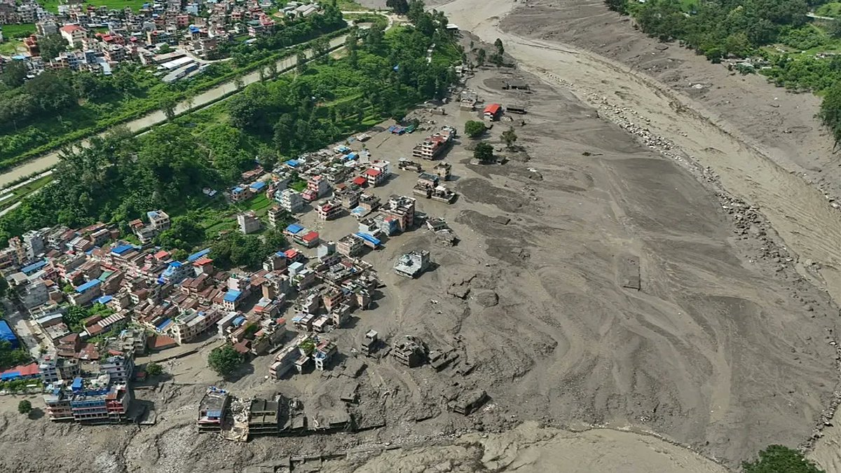 ARISEtv's tweet photo. China has raised a flood alert after a glacier-debris lake near the Nepal border began overflowing, threatening further flooding and landslides. https://t.co/wm6SiyW1b3 https://t.co/gc1NENpBN7