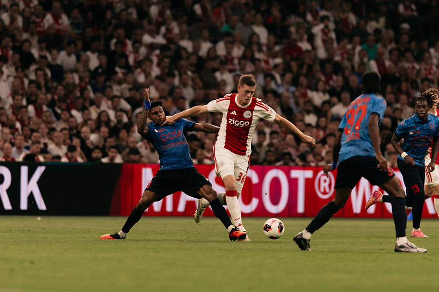 lars_Tactiek's tweet photo. Een score over twee wedstrijden tegen Sion: 9-5. Dat toont natuurlijk twee dingen aan: Ajax scoort gemakkelijk en creëert eenvoudig kansen. Tegelijkertijd krijgt Ajax ook veel te gemakkelijk goals en kansen tegen. Een tactische analyse van beide aspecten, en nog veel meer! https://t.co/yxkuUkIKHQ