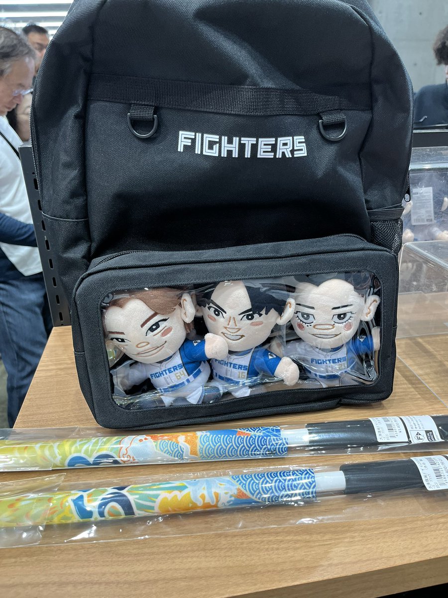 _kitahiroshima_'s tweet photo. 今日発売ですが、試合終わって客もまばらに…  売り切れかと思いきや、十分に在庫はある
えふたんキーチェーンが売られていたので買いました（平日は普通に売られてます） https://t.co/QgneAHqxYA