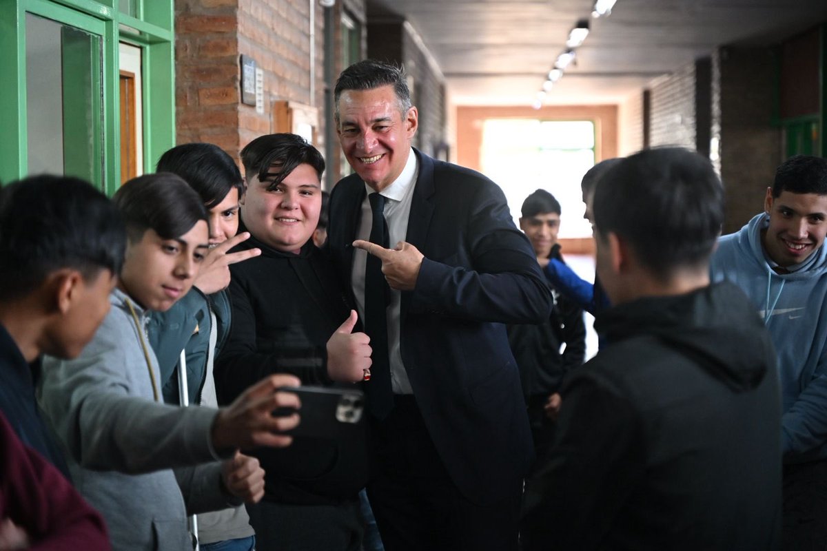 miguelsiciliano's tweet photo. CORDOBESES EN ALERTA SUMA ESCUELAS EN SAN VICENTE

Hoy visitamos el IPEM 184 Mariano Fragueiro de #SanVicente que se incorporó al programa Escuelas Protegidas por Cordobeses en Alerta. Ahora, la comunidad educativa de la institución cuenta con un vínculo directo con las fuerzas de seguridad para alertar ante situaciones de inseguridad.

Con el compromiso de todos, seguimos construyendo una Córdoba más segura y que va para adelante.

#HacerParaCrecer #CordobesesEnAlerta