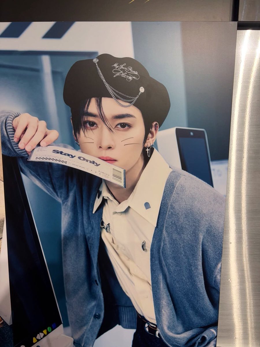 shoyoskz's tweet photo. the boys visited the ‘run it pop-up’ in japan!! and minho (or someone lol) drew cat whiskers on him😭 https://t.co/FjVgAHuizO