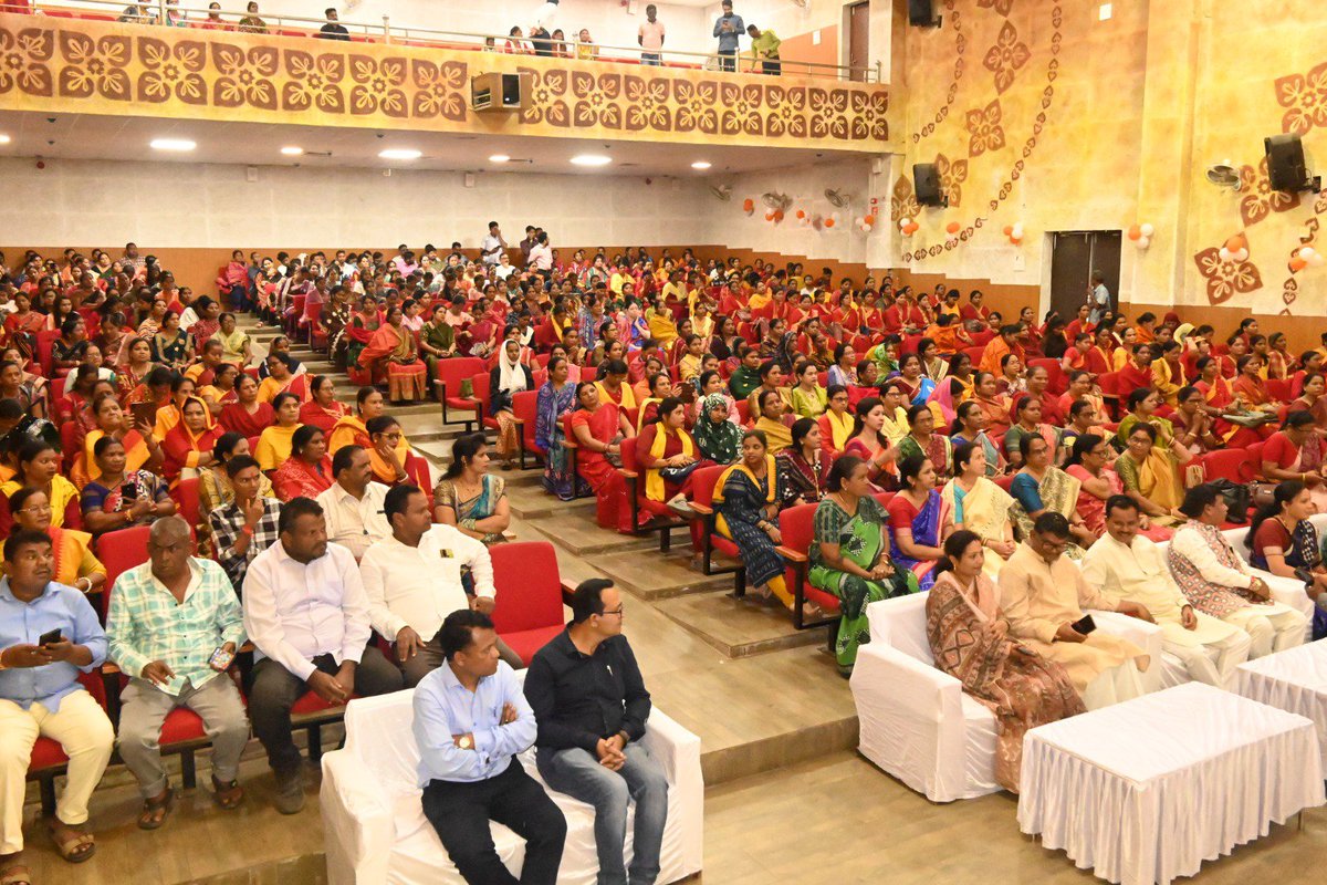 DmKalahandi's tweet photo. ଆଜି ରକ୍ଷାବନ୍ଧନ ଅବସରରେ ଜିଲ୍ଲା ସ୍ତରୀୟ ସୁଭଦ୍ରା ଯୋଜନାର ପଞ୍ଚମ କିସ୍ତି ପ୍ରଦାନ ସମାରୋହ  କଳାହାଣ୍ଡି ଜିଲ୍ଲାର ଭବାନୀପାଟଣା ଟାଉନ୍ ହଲ୍‌ଠାରେ ଆୟୋଜିତ ହୋଇଯାଇଛି। ଏହି ଅବସରରେ ମୁଖ୍ୟ ଅତିଥି ଭାବେ ଶ୍ରୀ ପ୍ରଦୀପ ବଳ ସାମନ୍ତ ମାନ୍ୟବର ମନ୍ତ୍ରୀ ସମବାୟ, ହସ୍ତତନ୍ତ ଓ ବୟନ ଏବଂ ହସ୍ତଶିଳ୍ପ ବିଭାଗର ଯୋଗଦେଇଥିଲେ। https://t.co/xl9Ycx1yzW