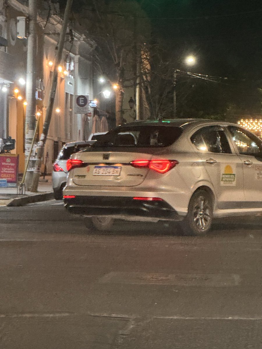 Infractores11's tweet photo. Avda Entre Rios esq. Balcarse, prohibido girar a la izq.. El auto viene por la Av. dobla en zona prohibida, no cambian más @MatiasAssennato @salta_transito @jmedurand @TransitoSegVial https://t.co/ceWdjOF550