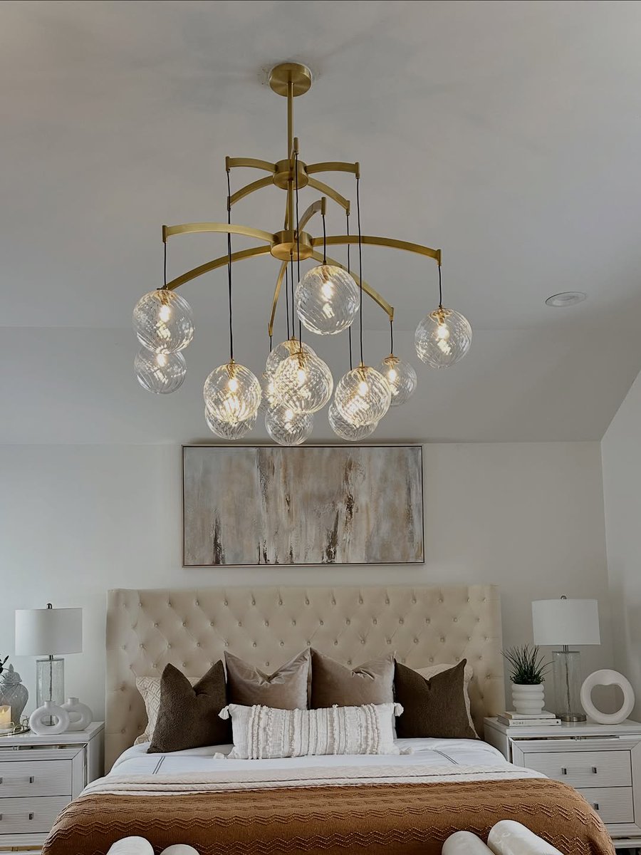 inspiredecowran's tweet photo. Lighting truly transforms a space. Even before the holiday changes, the Mirella chandelier by  was the highlight of the room. I really enjoy the warm glow it provides. You can use the link in my bio for 15% off if you are looking for new fixtures.

D... https://t.co/gho46VmZcb