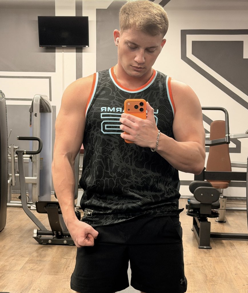 ALPHAJONYmi's tweet photo. Stare and get weaker 😈😈Muscle like this creates one natural reaction obedience don’t fight it $ENF your tax  tribute 😵‍💫🤑 and RELASPE 😵‍💫😵‍💫🙇‍♀️ #Findom #MuscleDom #MuscleMaster #AlphaMale #FridayTax #PayPig #CashSlave #FinancialDomination #MoneyDom #MuscleWorship #FindomX #RT https://t.co/kFDoCpw4Dc