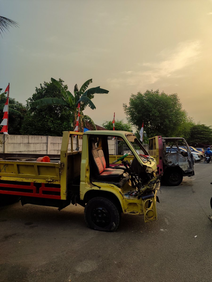 mustaahh's tweet photo. tadi sore selesai kuliah mau napak tilas truk pengangkut kelompok pembunuh warga, pas nyampe ketemu mas @anandabadudu lagi lari, jadi pengen nonton banda neira lagi.. https://t.co/sS3KP7v6Tb