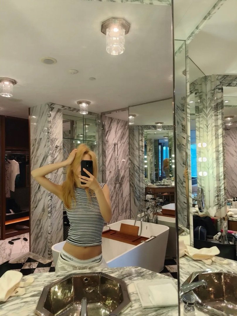 RukaKawaiFanpge's tweet photo. RUKA WEVERSE UPDATE [260828]♥️
Caption:
"these days"

#RUKA #BABYMONSTER 1/4 https://t.co/Tep9tBYdW6