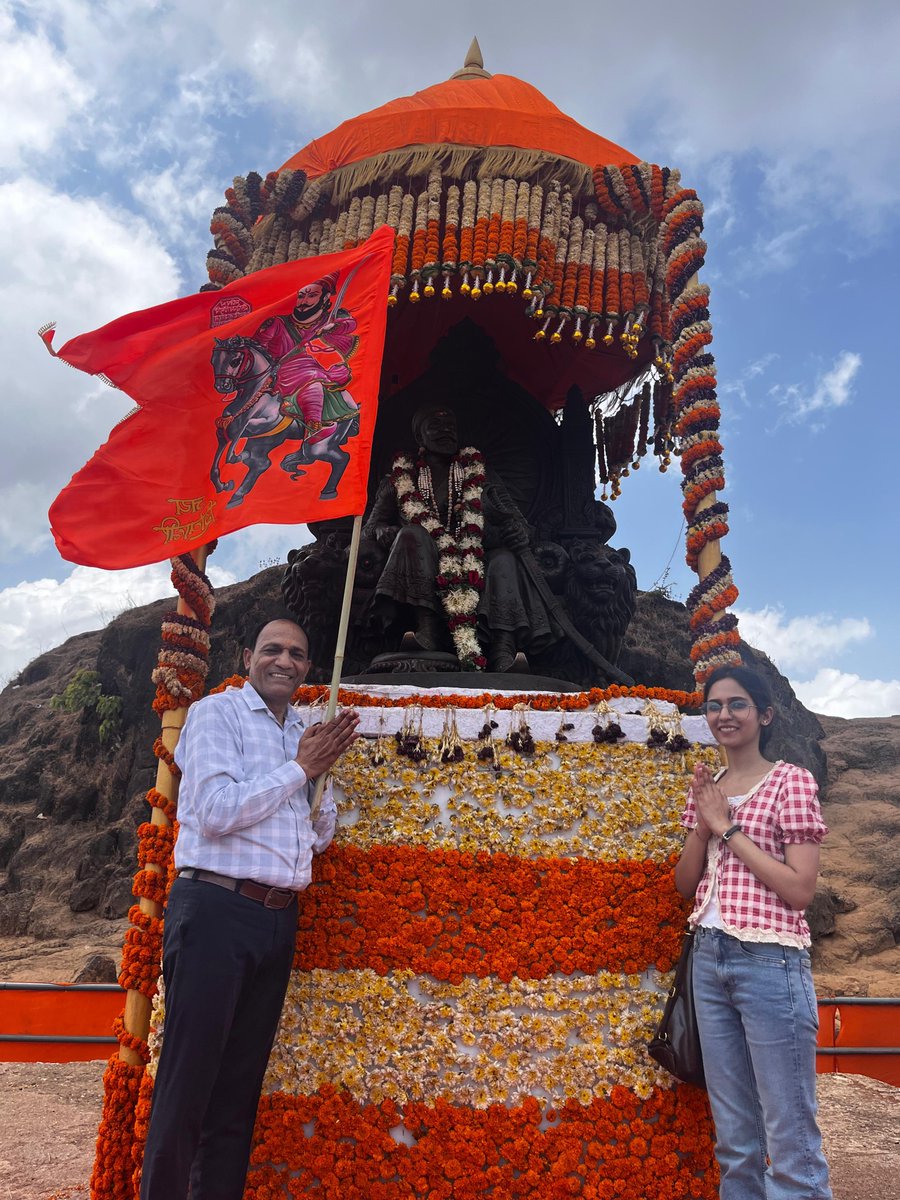 surenderbhonsle's tweet photo. मराठों की राजधानी किला रायगढ़ में छत्रपति शिवाजी महाराज के समाधी स्थल पर 6 जून को बेटी डा0 नैन्सी भोंसले / चौधरी सुरेन्द्र सिंह भोंसले भिवानी हरियाणा ।
Father of Democracy Chhatrapati Shivaji Maharaj ki Jai 🙏🙏 https://t.co/KnYzyCFwXL