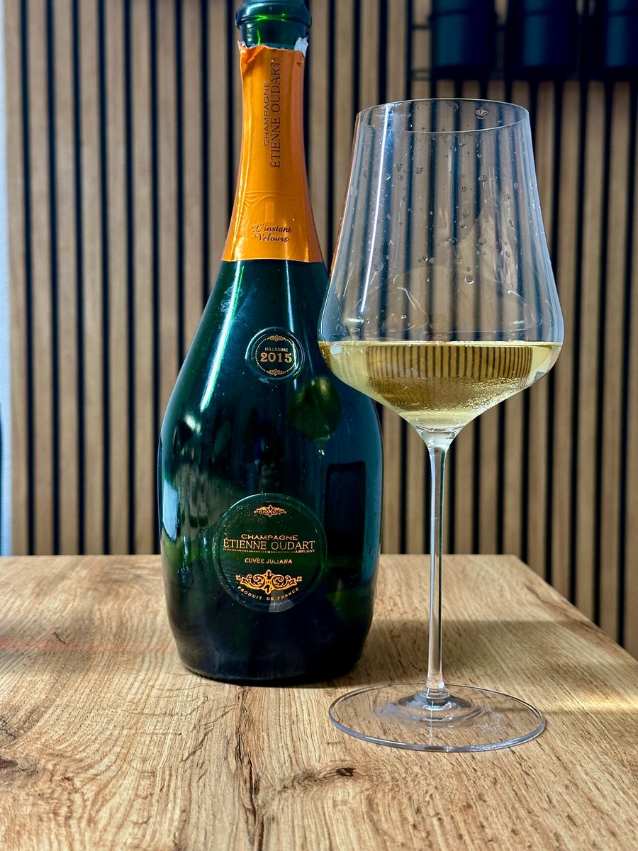 siphappenswine's tweet photo. 🥂 Étienne Oudart Cuvée Juliana 2015 — roasted almonds, pastry, minerality and a beautifully mature character.

But how did this mature Champagne perform in our blind tasting against a Bordeaux?

👉 Read the full story &amp; tasting notes on the blog.

#Champagne #Wine #BlindTasting https://t.co/7cnRvlF07I