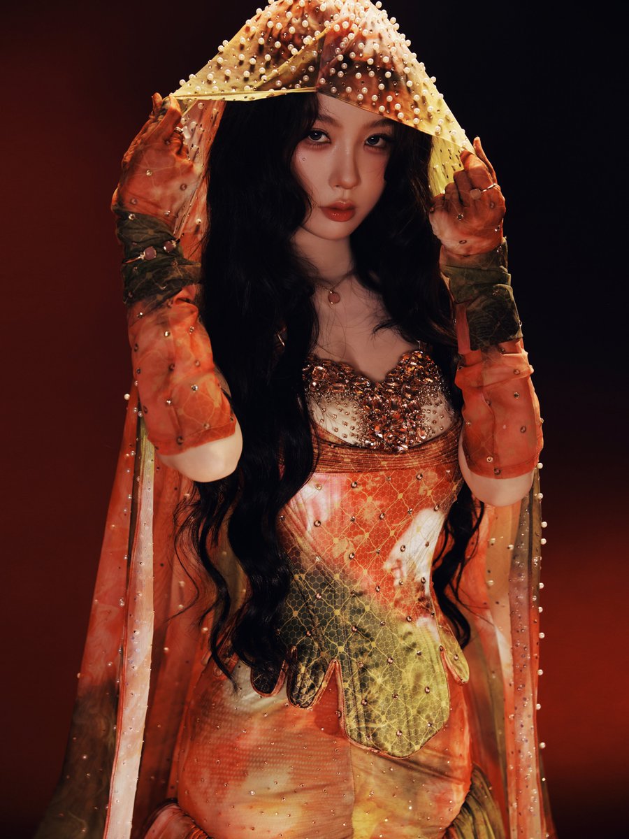 YuShuXin_Global's tweet photo. studio weibo update || 2026.08.28

😍Part II😍

The crimson hem flows like a living oil painting, adorned with scattered pearls and jewels, quietly awaiting the night to unveil the prelude to the rendezvous.

#YuShuxin #EstherYu #虞书欣 #우서흔 #ユー・シューシン #NguThưHân https://t.co/4rjoTBuEF2