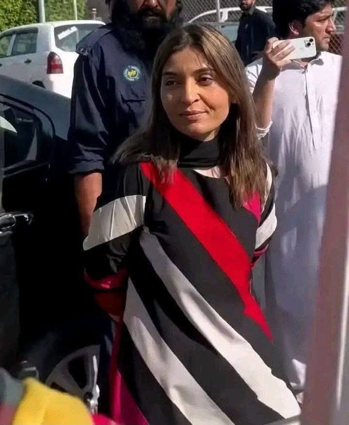 MaidahMuhammad's tweet photo. اس کی خاطر چپیڑیں کھائیں 😬
تم واقعی واجب الچپیڑ ہو 🤦🏼‍♀️ https://t.co/Co9YZb3sZG