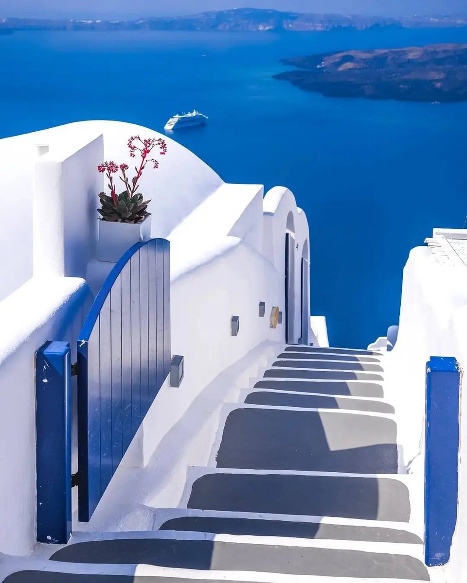 seymanur_kaya's tweet photo. Woke up to golden sunrise over Santorini’s white-washed cliffs, sipped local coffee as seagulls glided by—this is the kind of calm that sticks to your soul , https://t.co/GvQzuNxUNd