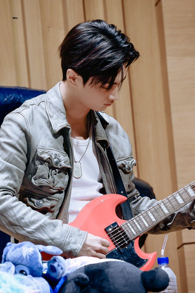 jayhoonsgf's tweet photo. Jay and his Epiphone signature guitar "Raoul" 🥹🩷

#ENHYPEN_JAY #JAY #엔하이픈_제이 #제이 #ジェイ https://t.co/2cSSHGB4FJ