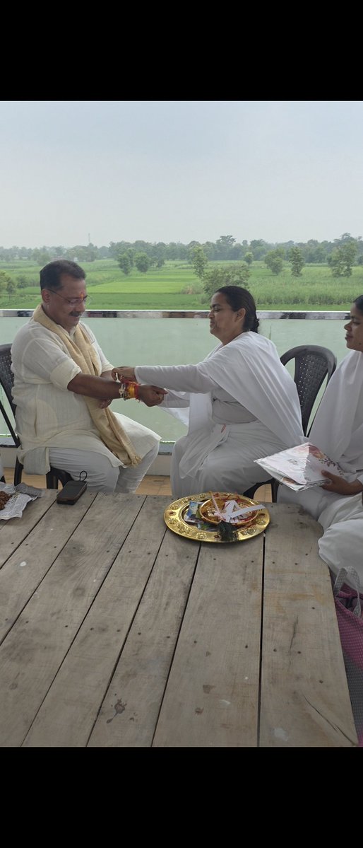 PNPathakBJP's tweet photo. आज कसया बॉडी पूल स्थित अपने आवास पर बहन-भाई के असीम प्रेम, स्नेह और अटूट विश्वास के पावन पर्व ‘रक्षाबंधन’ के शुभ अवसर पर ब्रह्माकुमारी मीरा दीदी जी सहित अन्य बहनों से स्नेहपूर्वक राखी बंधवाने का सौभाग्य प्राप्त हुआ। https://t.co/1lXkS5eax5
