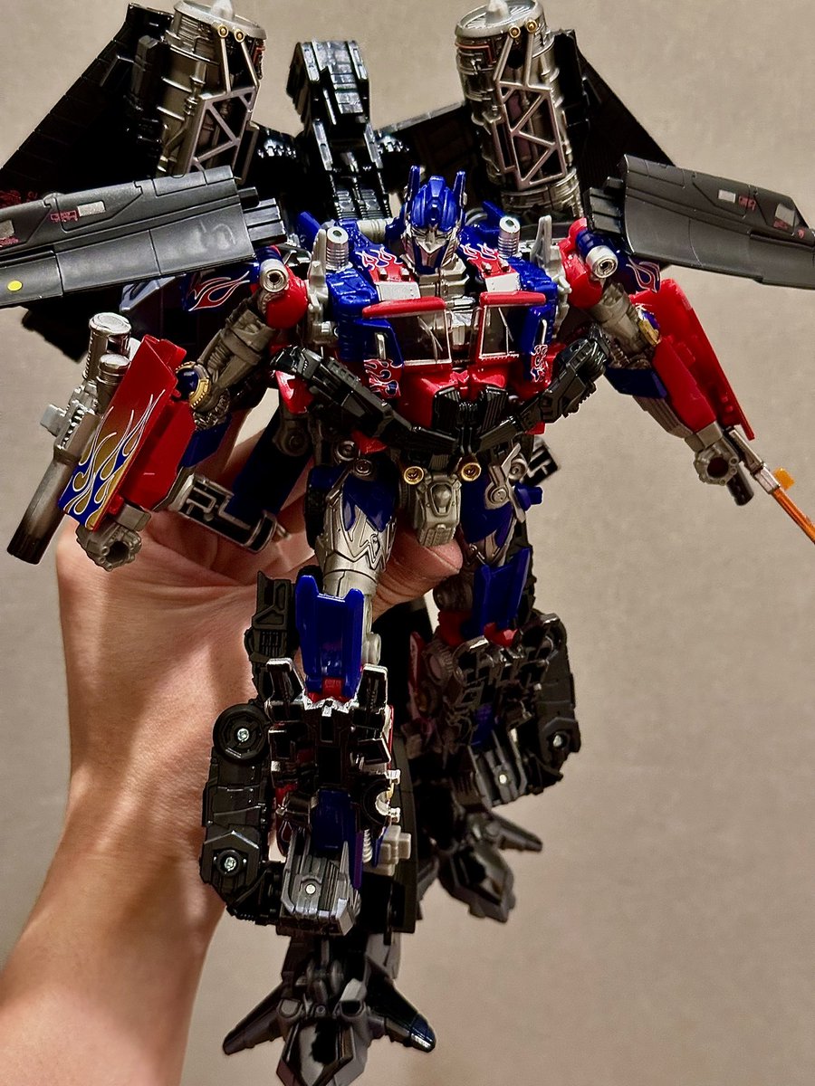 monsteraTF's tweet photo. 適当に撮るだけで意味わからんくらいかっこいい
(DCSジェットファイヤーコンバイン)
#トランスフォーマー
#transformer https://t.co/cvigHwg7z5