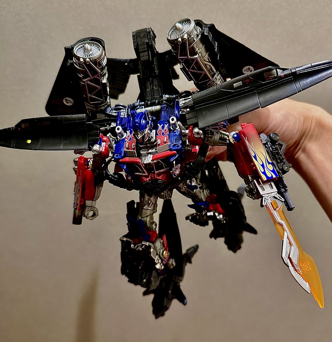 monsteraTF's tweet photo. 適当に撮るだけで意味わからんくらいかっこいい
(DCSジェットファイヤーコンバイン)
#トランスフォーマー
#transformer https://t.co/cvigHwg7z5