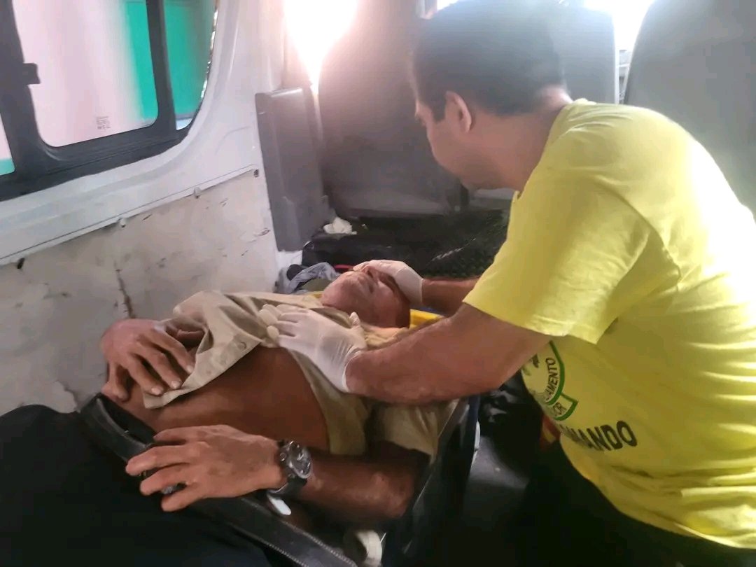 Informa2ESA's tweet photo. 🚨 ATROPELLADO EN LA CARRETERA LITORAL

Una persona resultó lesionada tras ser atropellada en la carretera Litoral, a la altura del cantón La Lucha, caserío Apanta, Zacatecoluca.

Comandos de Salvamento brindó atención prehospitalaria y estabilizó al paciente, quien posteriormente fue trasladado al Hospital Nacional Santa Teresa para recibir atención médica.