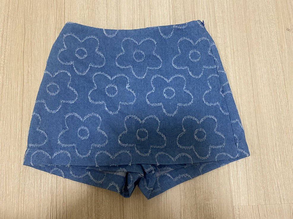 y_yuwarin's tweet photo. ส่งต่อเสื้อผ้า ตัวละ 100 บาท รวมส่งค่ะ
ตัว 1-3 ไม่เคยใส่ค่ะ
ตัวที่ 4 ลายดอกไม้ มีตำหนินิดหน่อยค่า
สนใจตัวไหนทัก DM มาขอดูเพิ่มได้นะคะ
#ส่งต่อเสื้อผ้า #ส่งต่อเสื้อผ้ามือสอง #เสื้อผ้ามือสองสภาพดี
#เสื้อแฟชั่น #โล๊ะตู้เสื้อผ้า #โล๊ะตู้ #โล๊ะของ
#ปล่อยเสื้อผ้ามือสอง #เสื้อผ้าไปทะเล https://t.co/cFcmvr8lPB