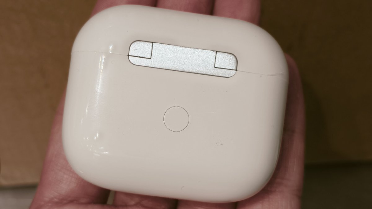 NK4yoq's tweet photo. Just unboxed my new wireless earbuds—sound quality’s chef’s kiss, no more tangled wires killing my commute vibes! https://t.co/srGsBX0LPI