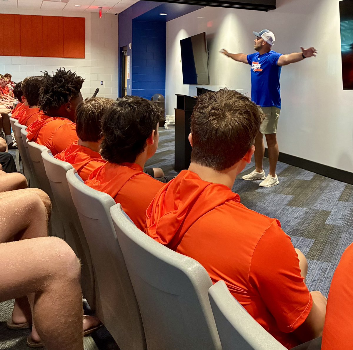 OrangeBeachFB's tweet photo. Game Day Morning: Appreciate Mako Moms for serving @BrickandSpoonOB Team Breakfast and Ben Ragsdale of Worship on the Water for speaking to the team this morning. #makonation #makogameday #makos #orangebeach https://t.co/SyhaoyGVCi
