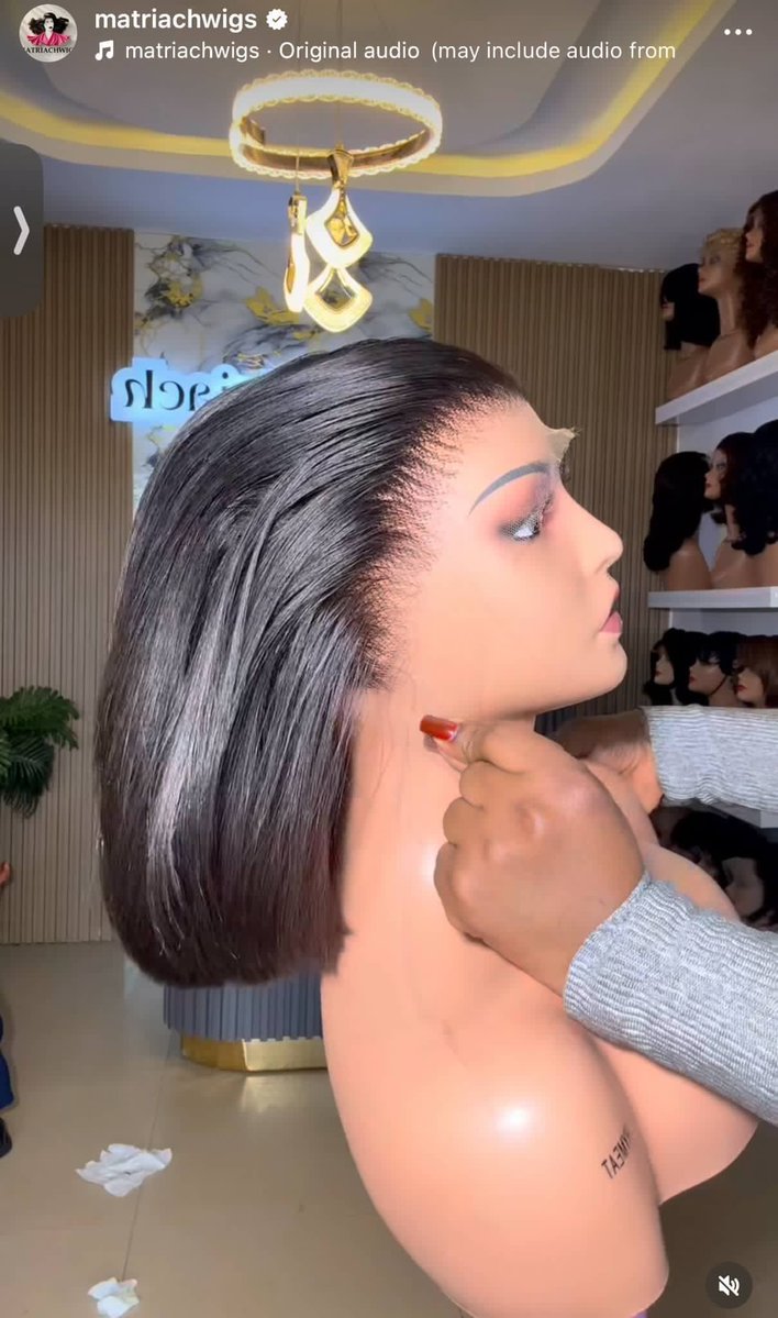 _Matriach's tweet photo. Selling off 220,000 naira 

Normal price is 265,000 naira 

Bone straight with HD Lace frontal 13x4 || 10 inches https://t.co/gXFQlt7eY2