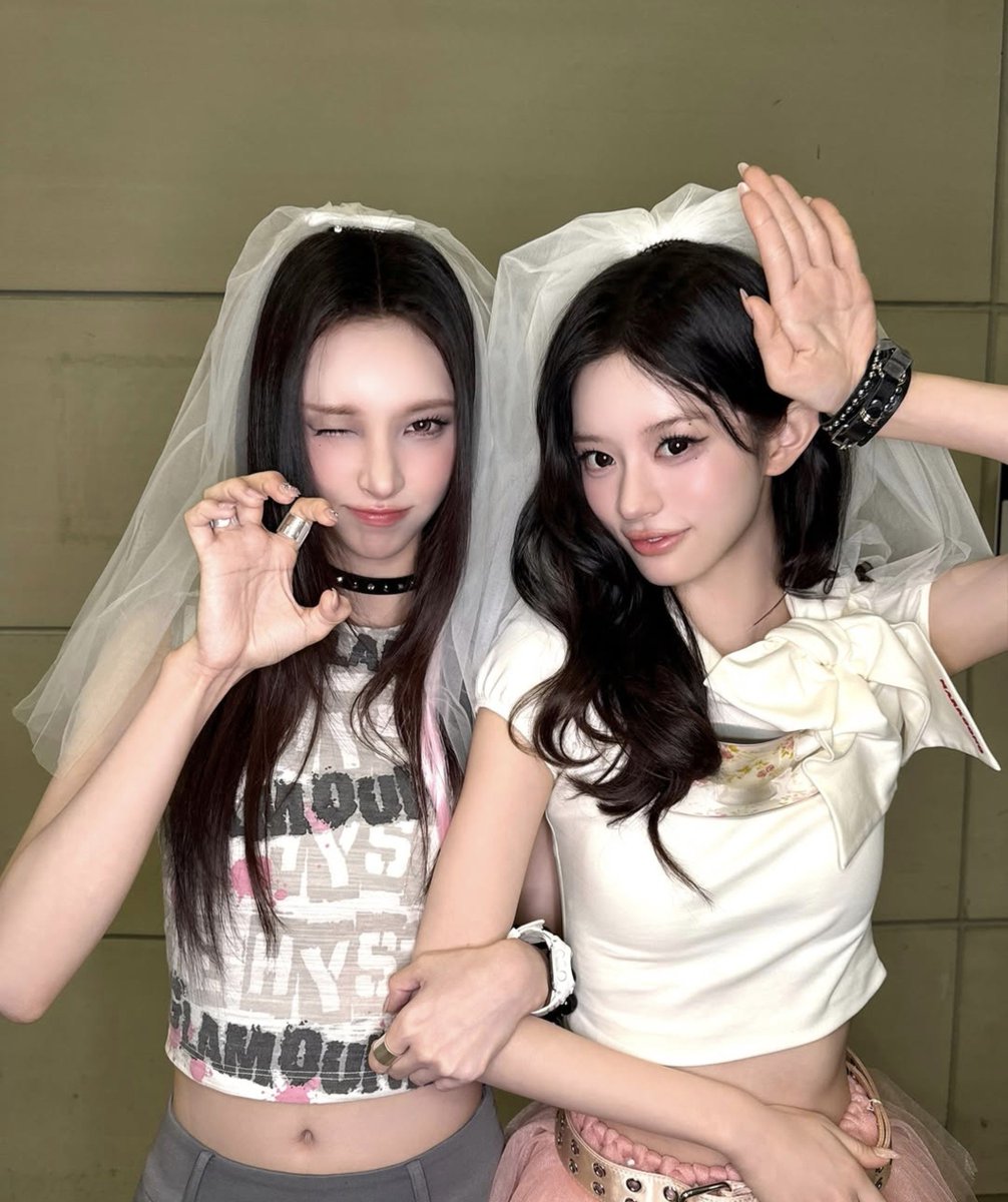 04z_1's tweet photo. 팔짱 끼고 면사포 썼으니
이제행진만 하면되겠지 https://t.co/oOsBy9S3b3